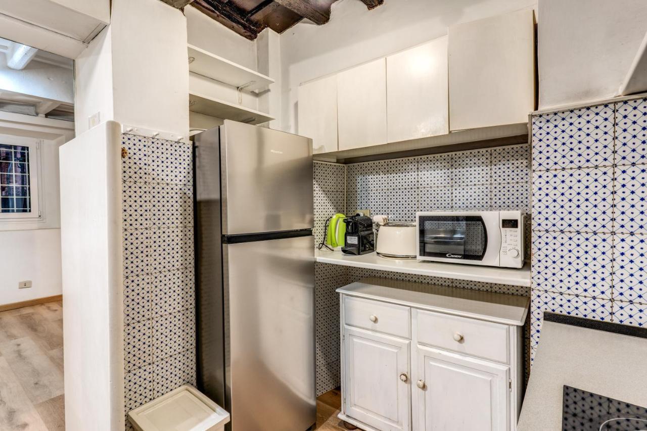 Lovely Spacious Near The Colosseum Apartment Rom